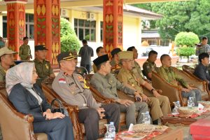 1.368 Orang Anggota Linmas Pengamanan Pemilukada Diserahkan Pemkab Lambar Kepada KPU. 