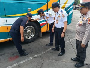 Menjelang Natal Dan Tahun Baru Kepala Terminal Kalideres Melakukan Kesiapan Unit Bus