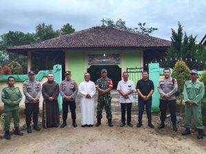 Jaga Perayaan Natal 2024, TNI Polri Berikan Pengamanan di Gereja Santa Maria Way Tuba.