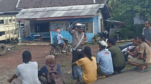 Penumpang Duduk di Atas Muatan Truck, Satlantas Polres Way Kanan Berikan Teguran Humanis kepada Sopir di Sidoarjo