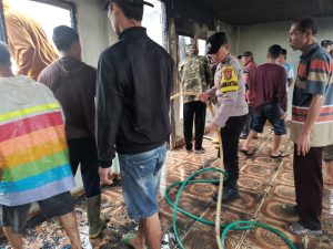 Polsek Negeri Besar Datangi TKP Kebakaran Rumah Milik Warga Kaliawi