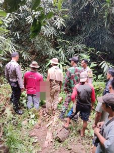 Polsek Banjit Datangi TKP Penemuan Mayat Seorang Pria di Pinggir Sungai Sukir