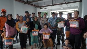 Peduli Kesehatan Warga, Polres Metro Jakarta Barat dan Polsek Kalideres Gelar Pemeriksaan Kesehatan untuk Korban Banjir
