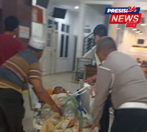 Seorang Anak Alami Demam Tinggi, Polisi Lalulintas Antar Berobat ke Rumah Sakit di Way Kanan