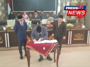 Raden Adipati Tandatangani Berita Acara Pengumuman Akhir Masa Jabatan , Dalam Sidang Paripurna DPRD Kabupaten Way Kanan