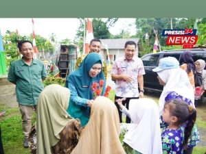 Berikan Bantuan Sembako Kepada Warga, Ketua TP PKK OKU Timur Berharap Dapat Ringankan Beban Jelang Ramadhan