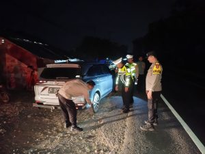 Melalui Layanan 110, Polisi Dengan Sigap Bantu Pengendara Alami Pecah Ban di Jalinsum Way Kanan.