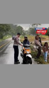 Ditengah Guyuran Hujan, Polisi Lalulintas Bantu Pengendara Motor Mogok di Jalinsum Way Kanan
