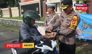 Semarak Ramadhan 1446 H, Polres Way Kanan Berbagi Takjil ke Masyarakat