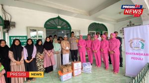 Baksos Ramadhan, Kapolres dan Ketua Bhayangkari Cabang Way Kanan Berikan Paket Sembako