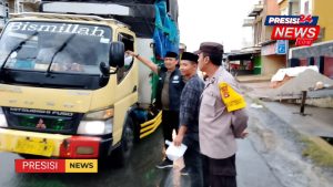 Polres Way Kanan Bersama Mahasiswa Ilmawa Bagikan Takjil Untuk Pengguna Jalan