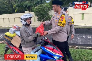 Semarak Ramadhan 1446 H, Kapolres Way Kanan Berbagi Takjil ke Pengendara