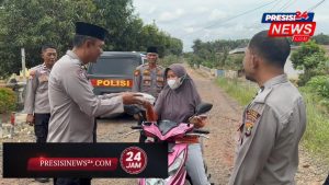 Polisi Buay Bahuga Berbagi Takjil Bagi Masyarakat di Bulan Ramadhan