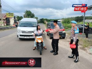 Sat Binmas Polres Way Kanan Bagikan Takjil untuk Masyarakat Berbuka Puasa