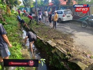 Polsek Baradatu dan Masyarakat Gotong Royong Bersihkan Got di Baradatu