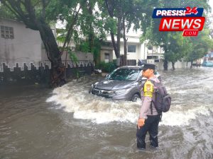 Hujan Deras Bantu Warga Lewati Genangan Air, Ini Potret Polri Hadir Bantu Warga di Depan SDN 05 Srengseng Kembangan