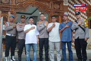 Wakapolres Metro Jakarta Barat Serahkan Bantuan Untuk Renovasi Masjid Al Ikhlas Tambora