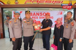 Jelang Hari Bhayangkara ke-79, Kapolres Sintang Salurkan Bansos Untuk PHL Dan Warga Bantaran Sungai Kapuas