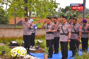 Jelang Hari Bhayangkara ke-79, Kapolda & Kapolres Way Kanan Lampung Anjang Sana ke Rumah Almarhum Briptu Ghalib