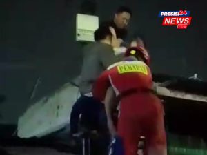 Viral …!! Briptu Arif Anggota Intelkam Polda Metro Jaya & Anggota Damkar Taman Sari, Gagalkan Warga Yang Mencoba Bunuh Diri