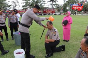 27 Personel Polres Lampung Barat Menerima Kenaikan Pangkat