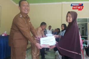 15 KPM Bansos DD Kampung Way Pisang Dibagikan Langsung Kepala Kampung Emon Trisilo