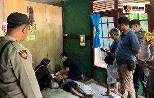Seorang Pria Tewas Tergantung ,dengan Tali Kulit Kayu .di kecamatan kembayan kabupaten Sanggau