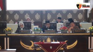 Bupati Ayu Asalasiyah, S.Ked., menghadiri Rapat Paripurna Penyampaian Rancangan Peraturan Daerah (RAPERDA)
