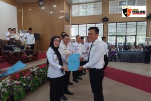 Bupati Serahkan SK SPMT PPPK Di Lingkungan Pemkab Way Kanan Tahun 2025 