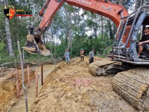Percepatan Pembuatan Gorong-Gorong TMMD Kodim 1205/Sintang di Desa Sungai Pengga