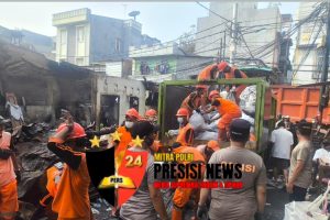 Polsek Tambora Gelar Kerja Bakti Bersihkan Pasar Garuda Pasca Kebakaran