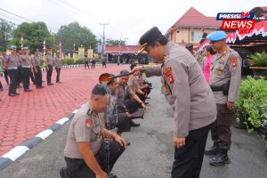Momen Bertepatan Peringatan Hari Bhayangkara Ke-79. Sebanyak 44 Personil Polres Sintang Dapatkan Kenaikan Pangkat