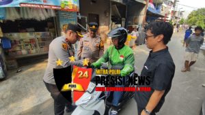 Polres Metro Jakarta Barat dan Polsek Tambora Bagikan Bendera Merah Putih dalam Rangka HUT RI ke-80