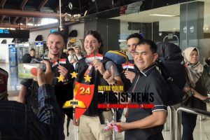 Polres Bandara Soekarno Hatta Membagikan Bendera Merah Putih ke Pengguna Jasa Transportasi Udara