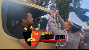 Kanit lantas Polsek Grogol Petamburan Memberikan 80 Bendera Merah Putih Kepengguna Jalan 