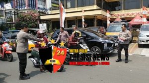Semarakkan HUT Kemerdekaan RI ke-80, Kapolsek Kebon Jeruk Beserta Jajaran Bagikan Bendera Merah Putih kepada Warga Dan Pengendara