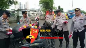 Kanit Binmas Polsek Tambora Pimpin Bagikan Bendera Merah Putih Ke Pengguna Jalan Dan Warga