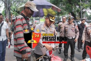 Polres Jakbar Bagikan 200 Bendera Merah Putih Ke Warga