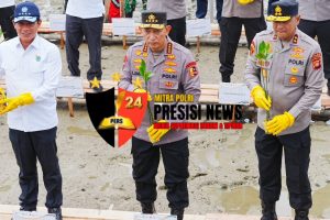 Tanam Mangrove di Kalbar, Kapolri : Jaga Lingkungan untuk Masa Depan Anak-Cucu Kita