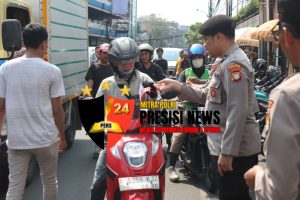 Polsek Metro Tamansari Bagikan 150 Bendera Di 3 Lokasi Di Wilayah Tamansari Jakarta Barat 