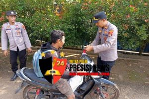 Polsek Rebang Tangkas Ajak Warga Pasang Bendera Merah Putih Jelang HUT RI Ke-80 