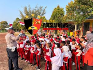 Polres Way Kanan Gelar Polsanak Dan Bagikan Bendera Merah putih Di TK Yayasan PSMI