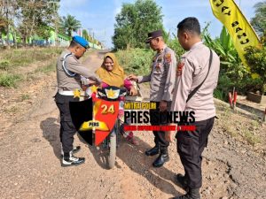 Sambut HUT Republik Indonesia Ke-80, Polisi Bagikan Bendera Merah Putih Ke Pengguna Jalan