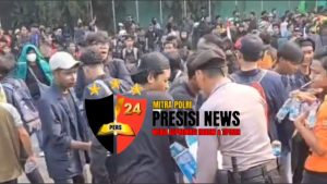 Humanis, Polisi Bagikan Air Pada Massa Aksi Unjuk Rasa di DPR