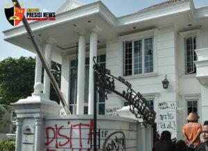 Rumah Mewah Politis Partai PAN Uya Kuya Di Geruduk Dan Disita Masyarakat Di Komplek Duren Sawit Jakarta Timur 