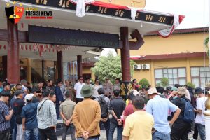 Sambut Aksi Damai Di DPRD Way Kanan, Polisi Ajak Mahasiswa Bergandeng Tangan Jaga Kamtibmas