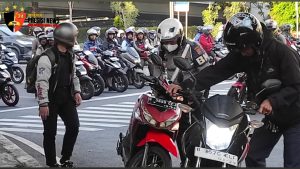 Polantas Jakarta Barat Sigap Bantu Pengendara Motor yang Alami Kecelakaan Di Tomang