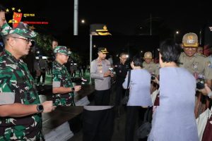 Patroli Gabungan, Polres Jakbar Diwarnai Kehangatan, Ibu-Ibu Serahkan Bunga kepada Aparat Wujud Dukungan