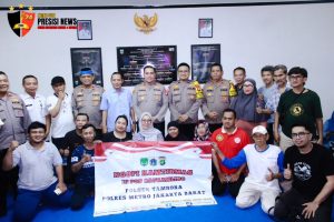 Kapolsek Tambora Ngopii Bareng Warga Tambora di Pos satkambling Demi Menjaga Keamanan 