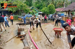 Polres Lampung Barat Sigap, Turunkan Puluhan Personel Bantu Warga Suoh Pasca Banjir Bandang